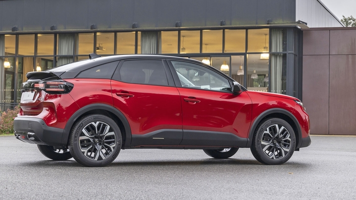 Auto discrète, mais attachante, la Citroën C4 et sa déclinaison C4 X, de par son confort et son prix/équipement attractif mérite le détour. Un guide d’achat de cette auto s’imposait.