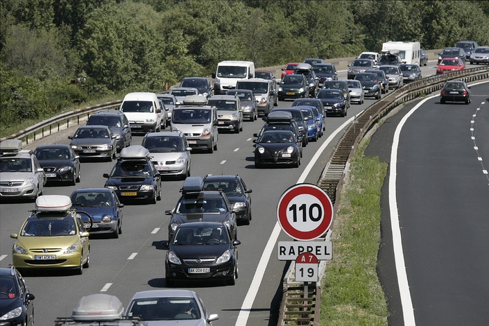 Il y a quelques années, un test Caradisiac avait montré que 110 km/h au lieu de 130 permettait de baisser de 25% la consommation sur autoroute. Trop lent pour vous? 120 km/h, c'est déjà 15% de gagnés!