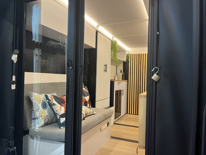 L’intérieur du module Vancubic, qui dispose même d’une porte-fenêtre à l’entrée.