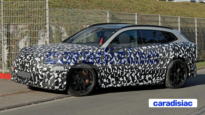 Encore bien camouflé, l’AMG GT SUV est dans la dernière partie de ses essais routiers avant sa présentation en octobre et le début de ses livraisons en 2027. Modèle sportif, ce véhicule électrique va dépasser, en performance pure, tous les autres SUV Mercedes-AMG.