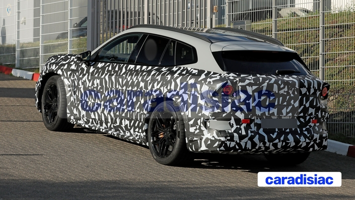 Conçue par AMG en interne en privilégiant la sportivité dès le début de sa gestation, l’AMG GT SUV devrait afficher des performances exceptionnelles. Elles devraient être proches de celles du coupé Mercedes-AMG GT quatre portes avec qui il partage la même plateforme électrique 800 volts, l’AMG.EA.