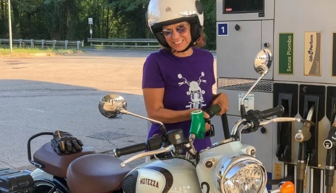 Essence à plus de 2 € : combien coûte vraiment le plein d’une moto en France par rapport au reste de l’Europe ?
