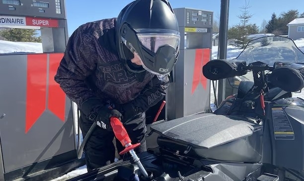 Essence à plus de 2 € : combien coûte vraiment le plein d’une moto en France par rapport au reste de l’Europe ?