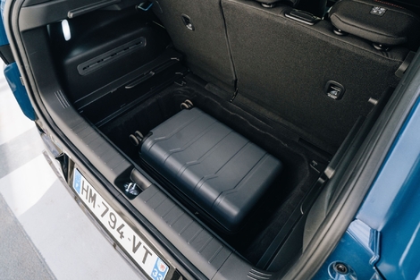 Mais en comptant cet immense bac de 119 dm3 sous le plancher, capable d’accueillir à lui seul une valise cabine, le volume devient exemplaire pour une grosse citadine.