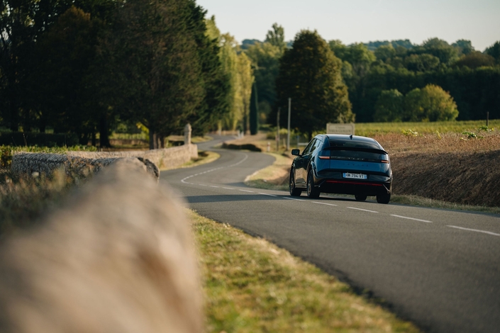 Si elle n’accuse que 5 kg de plus que la version 42 kWh, la déclinaison 61 kWh lui rend 12 ch, soit 135 au lieu de 147. Bilan : le 0 à 100 km/h passe de 8s8 à 9s5, voire 9s6 pour cette finition N Line, qui ajoute encore 15 kg.