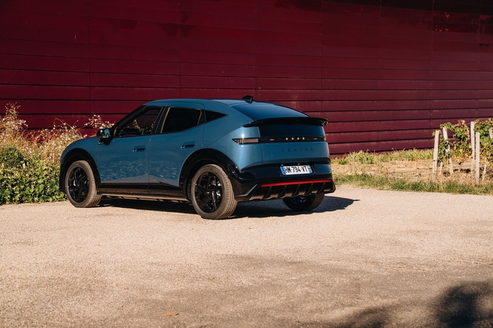 Alors que la version 42 kWh utilise une batterie lithium-fer-phosphate, le haut de gamme 61 kWh préfère une chimie nickel-manganèse-cobalt, à la densité énergétique supérieure mais pas sans inconvénients non plus (durabilité moindre, emploi de métaux rares). 