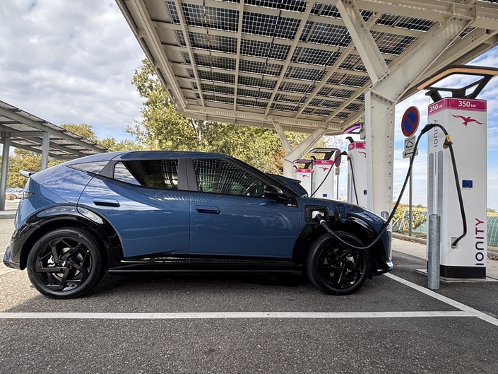 Finition Trend exceptée, toutes les Ioniq 3 proposent une option chargeur embarqué 22 kW (1 250 €) qui permet de charger de 10 à 100 % en 2 h 42 au lieu de 5 h 36 sur borne publique triphasée en courant alternatif AC. S’y ajoute la compatibilité V2L qui permet de recharger des appareils électriques divers en 230V. En station rapide DC, nous atteignons les 110 kW maxi annoncés : de quoi repasser de 10 à 80 % en un peu plus de 30 minutes.
