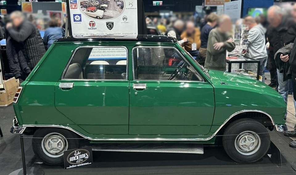 Malgré la longueur de 3,10 environ, pas plus, la Simca 936 semble ...
