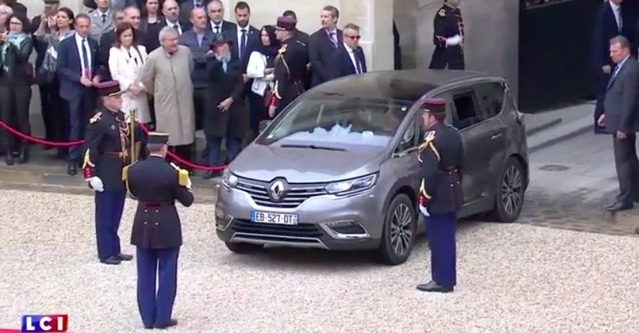 Passation de pouvoir : Macron arrive à l'Elysée en Renault Espace, Hollande repart en DS 5