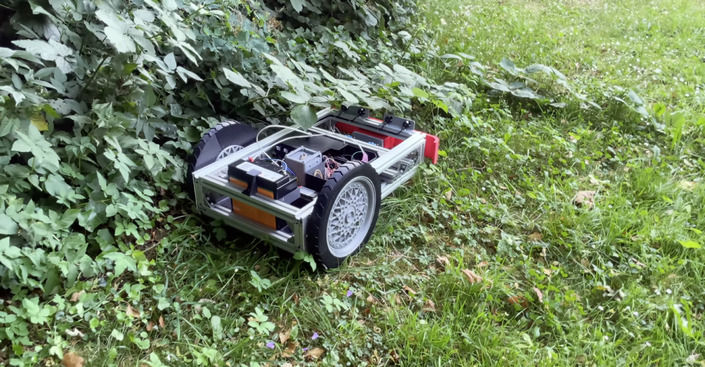 La tondeuse sans sa carrosserie.