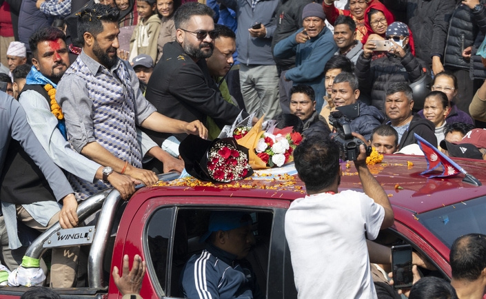Katmandou, le 28 février, quelques jours avant les élections. Balendra Shah (en costume noir) attire tous les regards, juché dans la benne d'un pick-up badgé Great Wall - Crédit Maxppp