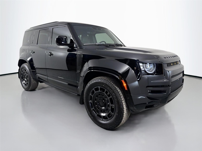 Janvier dernier, à cinq semaines du vote. Le candidat de la jeunesse est au coeur d'une polémique après avoir fait campagne à bord d'un black Land Rover Defender 2026 évalué à plus de 220 000 euros - Crédit Land Rover Média