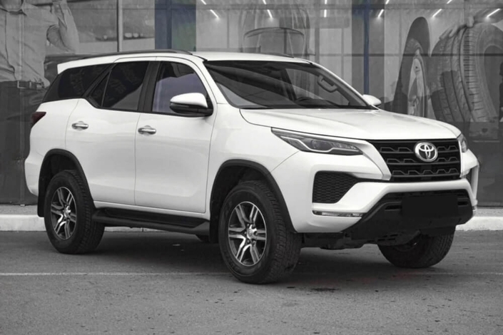 C'est dans un SUV Toyota Fortuner blanc à quatre roues motrices, modèle thermique bien connu sur le marché asiatique, que le nouveau leader politique effectue depuis quelques semaines la majorité de ses déplacements officiels - Crédit Toyota Média