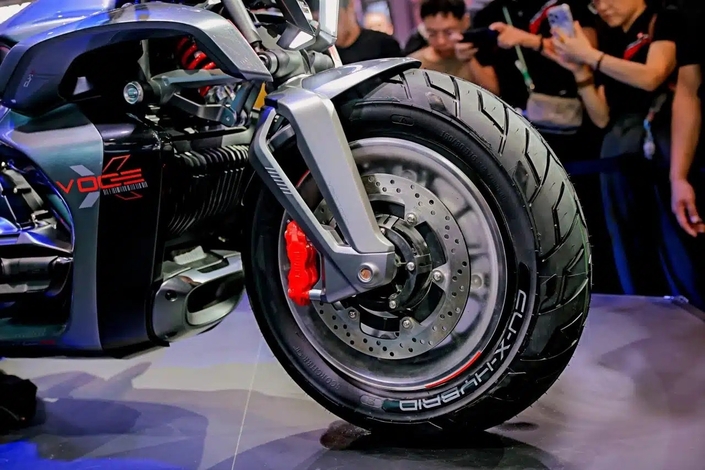 Voge CU-X : un cruiser hybride rechargeable au look futuriste présenté en Chine