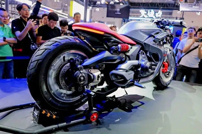 Voge CU-X : un cruiser hybride rechargeable au look futuriste présenté en Chine
