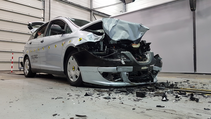 Sécurité routière : un crash-test pour sensibiliser au port de la ceinture (vidéo)