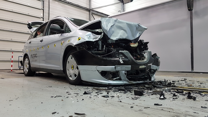 Sécurité routière : un crash-test pour sensibiliser au port de la ceinture (vidéo)