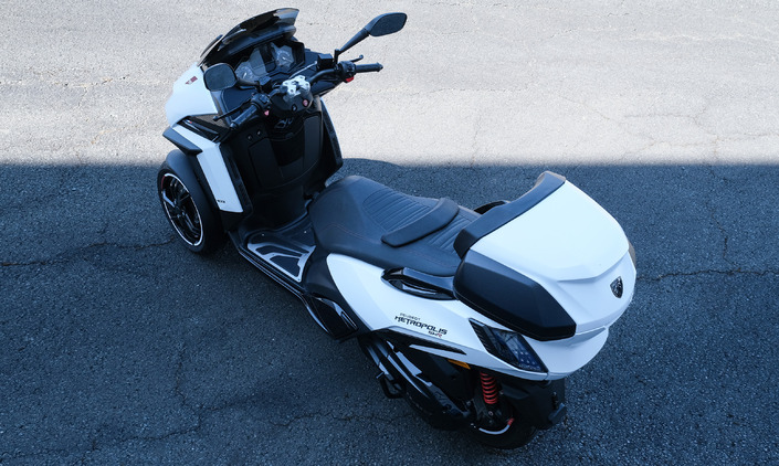 Le scooter trois-roues Peugeot Metropolis SW se met au sport avec une version R
