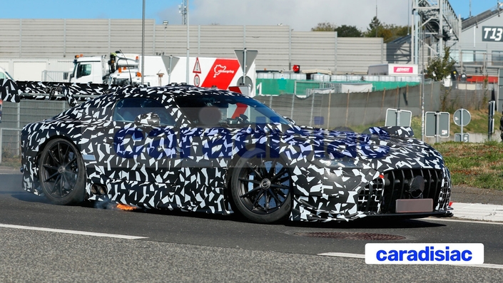 Le passage sur la piste du Nürburgring où les prototypes sont mis à rude épreuve a dû provoquer une fuite d’essence au niveau du réservoir de la future Mercedes-AMG Black Series. Au moment de quitter le circuit, l’essence s’est enflammée au contact des sorties d’échappement…