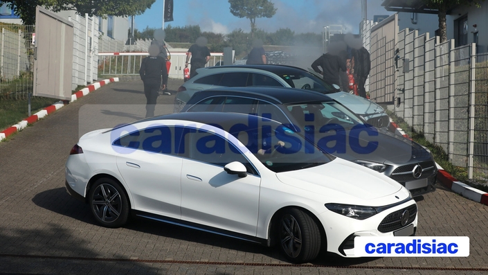 Afin de perturber le travail de prise de vue de notre chasseur de scoop, les employés de Mercedes-AMG ont placé des Mercedes devant la Mercedes-AMG GT Black Series afin de tenter de la masquer totalement à la vue du photographe. Malheureusement pour eux, notre chasseur de scoop avait déjà réalisé l’essentiel de son reportage.