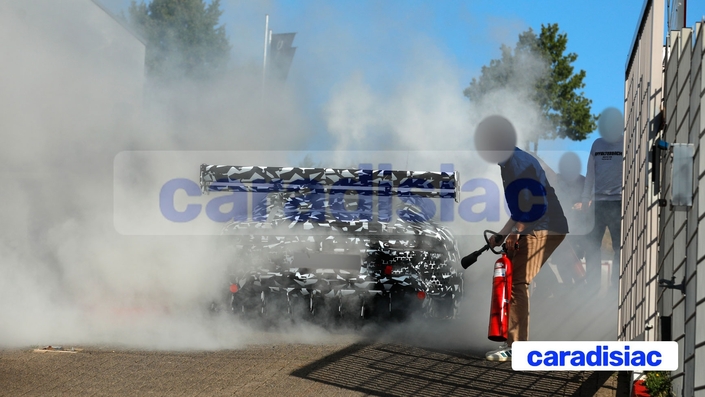 L’utilisation de cinq extincteurs a été nécessaire pour circonscrire l’incendie du prototype de la future Mercedes-AMG GT Black Series. Afin de trouver l’origine du sinistre et réparer les dégâts, le prototype a été envoyé à Affalterbach où situe le siège social de Mercedes-AMG.