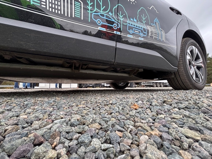 La plaque implantée sous cette voiture-test voiture reçoit l'énergie électrique émise par les bobines intégrées à la chaussée.