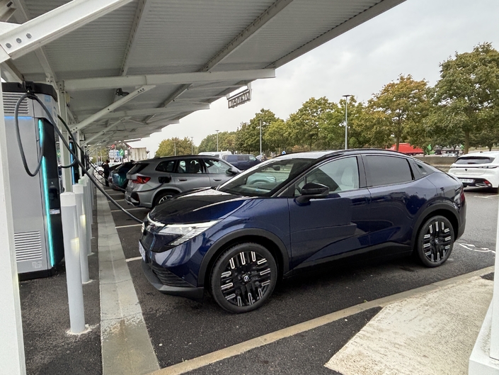 Les temps de charge sur bornes rapides sont fidèles à ce qui est indiqué sur la fiche technique. La Leaf n’est pas la meilleure du marché en la matière mais avec cette grosse batterie, elle autorise des trajets sur autoroute sans difficulté.