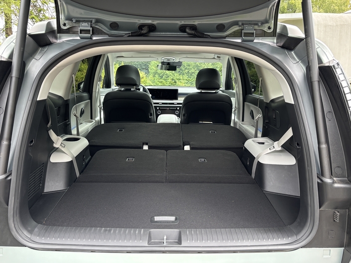 Du fond du coffre du Hyundai Ioniq 9, 2,40m nous contemplent.