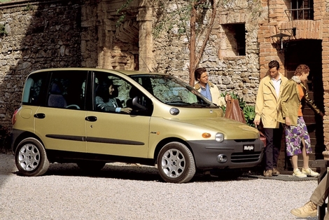 En 1998, le second Multipla joue clairement la carte de l’originalité, tout en étant très malin.