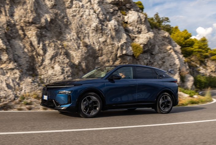 En dépit d'une puissance modeste, la motorisation essence à hybridation 48V parvient à propulser le Lancia Gamma de 0 à 100 km/h en