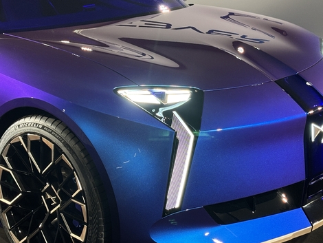Ce concept inaugure une nouvelle signature lumineuse en forme de T.