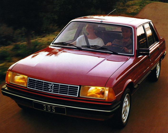 La Peugeot 305 GTX séduit d'abord par l'excellence de son comportement routier, son moteur étant performant et souple mais sans tellement de caractère.