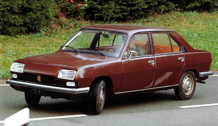 Dès 1972, Peugeot se met à développer sa future 305. On est ici encore loin du modèle final, qui sera bien plus conventionnel avec sa calandre inclinée vers le bas...