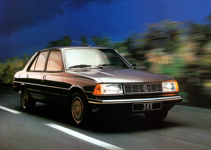 Fin 1986, la Peugeot 305 GTX perd ses jantes en alliage de série au profit (?) d'enjoliveurs aérodynamiques.