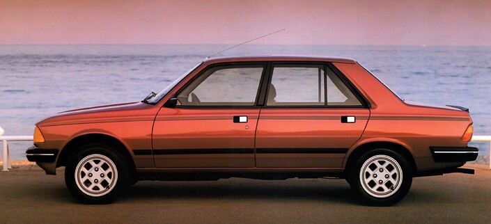 Pas d'excentricité sur le profil de la Peugeot 305 GTX, qui se signale simplement par un discret filet latéral.