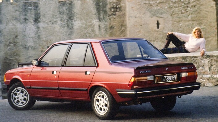 Pas d'aileron voyant à l'arrière de la Peugeot 305 GTX, ici en 1984, mais un béquet de coffre peu imposant.