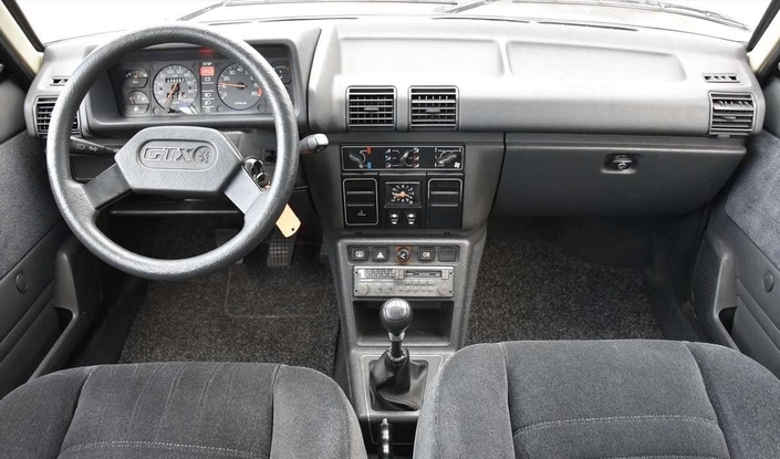 Dans la Peugeot 305 GTX, on retrouve pratiquement le volant et les instruments de la 205 GTI 1.6. La finition est convenabl