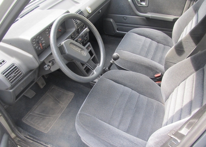 De bons sièges spécifiques en velours pour la Peugeot 305 GTX.
