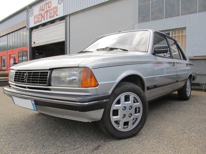 Fin 1985, la Peugeot 305 GTX adopte des freins à disques ventilés, obligeant à adopter de nouvelles jantes.