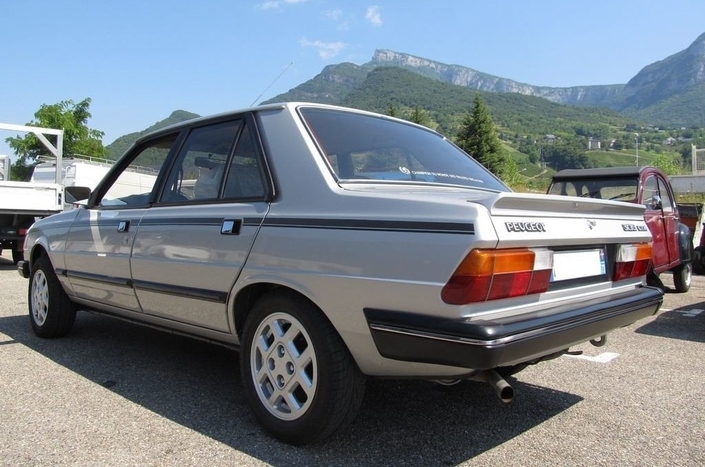 Fin 1985, la Peugeot 305 GTX adopte un béquet arrière de la couleur de la carrosserie.