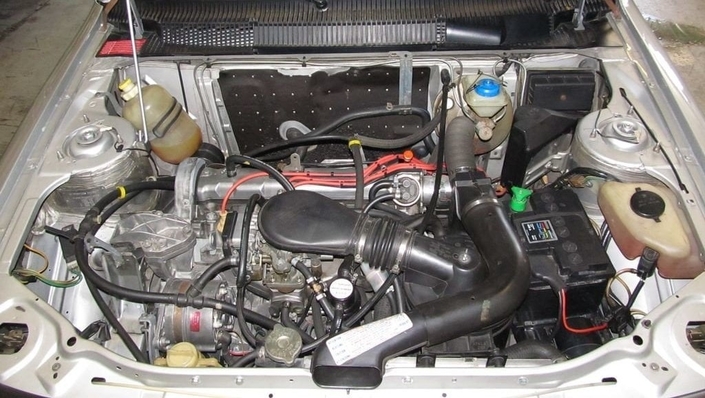 Le moteur XU9S de la Peugeot 305 se révèle d'une grande fiabilité, tout en offrant une bonne accessibilité.