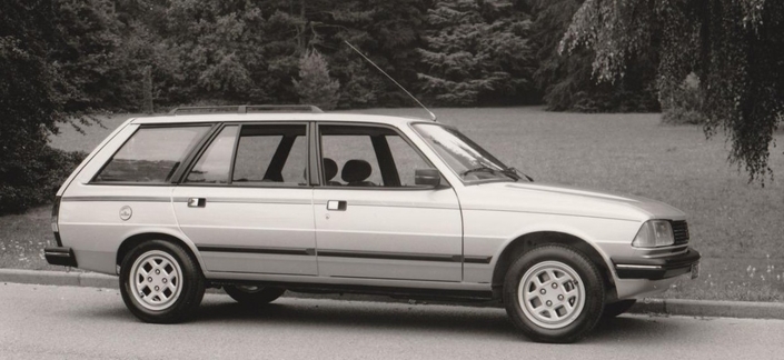 D'emblée, en 1984, la Peugeot 305 GTX se décline en break doté en série de barres de toit.