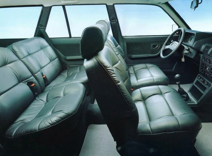 Oui, la Peugeot 305 GTX pouvait recevoir une sellerie en cuir, y compris en break. Une configuration d'une rareté totale.