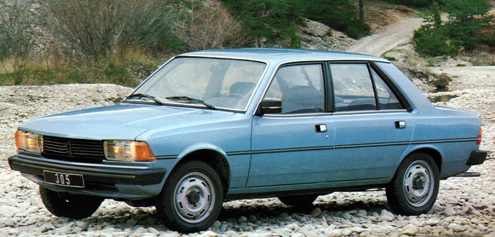 Sortie fin 1977, la Peugeot 305 séduit par son élégance discrète due à Pininfarina. On retrouve les lignes tendues, le capot plongeant sur sa partie avant et la ceinture de caisse nervurée vus sur le coupé Fiat 130.