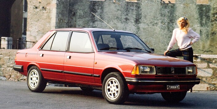 Restylée en 1982, la Peugeot 305 bénéficie alors d'un museau incliné dans le sens du vent, comme sur le proto initial. La GTX, ici en 1984, a droit aux jantes en alliage de série.
