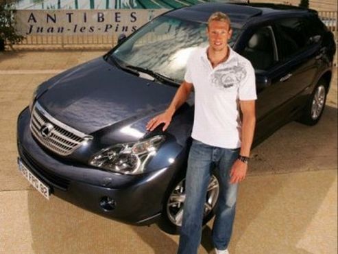 Le nageur Alain Bernard a adopté un Lexus RX 400h hybride