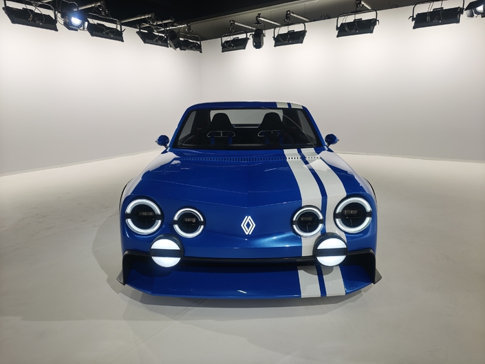 Six projecteurs, comme sur les Gordini de course…