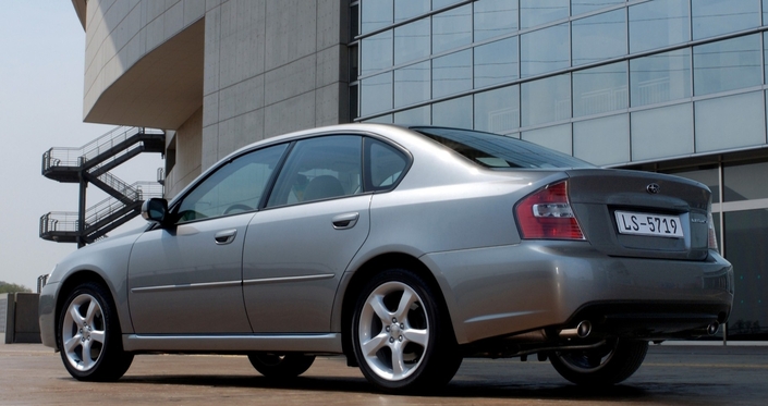 Même vue de l'arrière, la Subaru Legacy 3.0R reste d'une grande discrétion : un pur "sleeper" comme on dit. Ici en 2003.