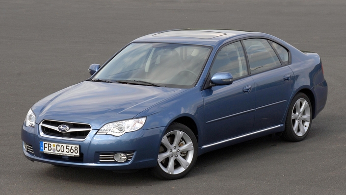En 2006, la Subaru Legacy bénéficie d'un léger restylage (projecteurs, boucliers), alors que la boîte auto est améliorée.