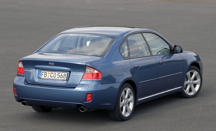 A l'arrière de la Subaru Legacy 2006, on note de nouveaux feux et un bouclier redessiné mais guère plus.